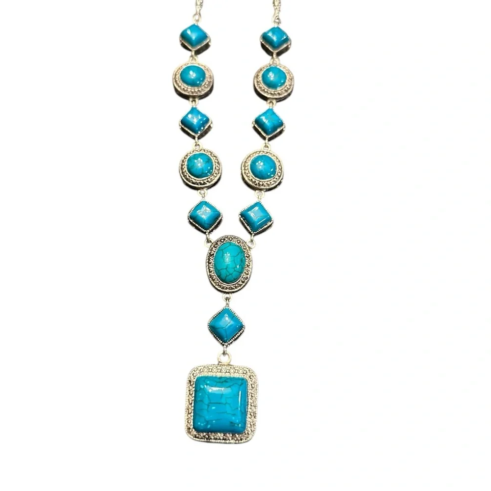 Elegant Turquoise Necklace with Silver Accents - Picture 2 of 4